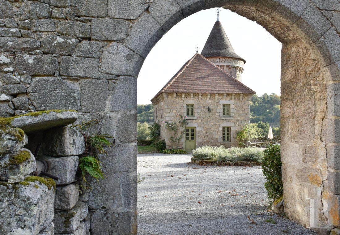 A 17th-century independent dwelling in the centre of a medieval stronghold in Limousin, in south-east Creuse near Aubusson - photo  n°4